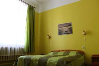 Хостелы Hostel Lõuna Пярну Двухместный номер с 1 двуспальной кроватью, дополнительной кроватью и собственной ванной комнатой-1