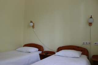 Хостелы Hostel Lõuna Пярну Двухместный номер с 2 отдельными кроватями и собственной ванной комнатой-1