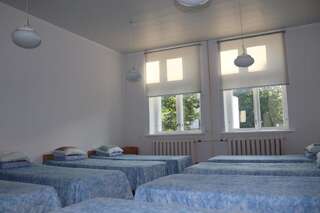 Хостелы Hostel Lõuna Пярну Кровать в общем номере для мужчин и женщин с 8 кроватями и общей ванной комнатой-1
